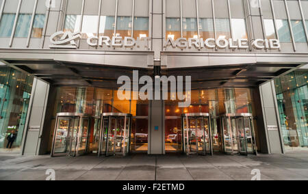 New Yorker Hauptquartier der französischen Bank, Crédit Agricole in Midtown Manhattan auf Donnerstag, 10. September 2015. Eine Vereinbarung zwischen Crédit Agricole und der Abteilung Der Gerechtigkeit wird berichtet, dass in der Nähe bei der Untersuchung von der Bank Umgang mit sanktionierten Länder wie Sudan und Iran. Die Siedlung wird gemunkelt, weniger als $ 1 Milliarde. (© Richard B. Levine) Stockfoto