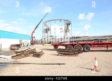 Hayling Island, Hampshire, UK. 17. September 2015.  Ein Mann wird für schwere Verletzungen nach einem Sturz mehr als 20ft bei einer Kirmes Fahrt behandelt. Der Mann südlichen irischen Dienstnehmerin aus Rumänien war ein Messegelände fahren am Funlands, am Meer Straße Hayling, heute Morgen Demontage. Arbeitnehmer haben beschreiben, wie der Mann verlor seinen Fuß und 20 Fuß fiel die während Masse schneiden Sie einen Teil der Fahrt einer Achterbahn. Bildnachweis: Uknip/Alamy Live-Nachrichten Stockfoto