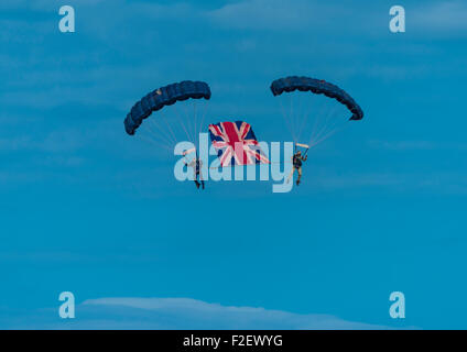 Britische Armee Tiger Fallschirm Team aus der Prince Of Wales royal Regiment Anzeige bei Clacton Airshow, UK, 2015 Stockfoto