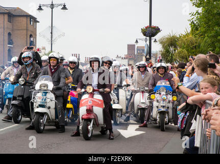 Das Line-up der glücklichen Reitern auf der Insel ride-out, 2015 Internationale scooter Rally auf der Isle of Wight, Großbritannien, Stockfoto