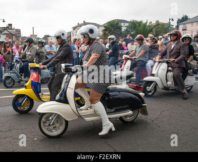 Ein Line-up der glückliche Fahrer machten sich auf die Insel fahren-Out, 2015 International Scooter Rally auf der Isle Of Wight, UK Stockfoto