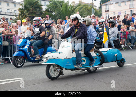 Ein Line-up der Motorroller mit glücklichen Fahrer begeben Sie sich auf die Insel fahren-Out bei der 2015 International Sooter Rallye auf der Isleo Stockfoto