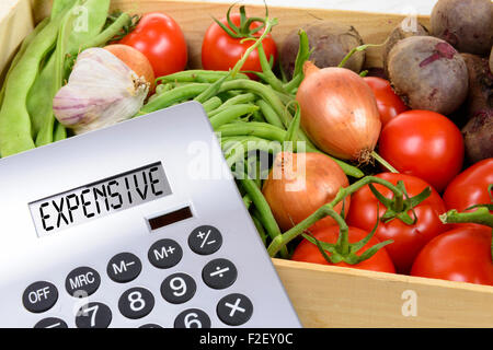 die hohen Preise für Gemüse mit einem Taschenrechner Stockfoto