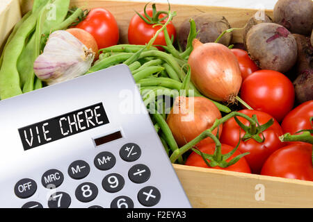 die hohen Preise für Gemüse mit einem Taschenrechner Stockfoto