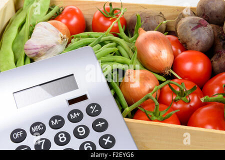 die hohen Preise für Gemüse mit einem Taschenrechner Stockfoto