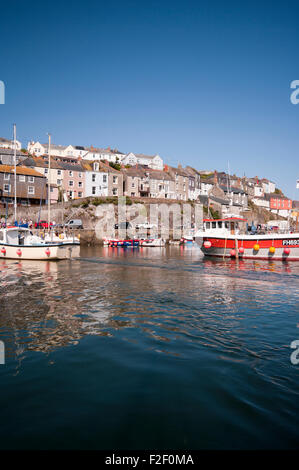 Häuser mit Blick auf Mevagissey Hafen Süd Cornwall England UK Stockfoto