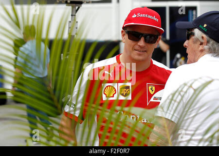 Singapur. 17. September 2015. Motorsport: FIA Formula One World Championship 2015, Grand Prix von Singapur, #7 Kimi Räikkönen (FIN, Scuderia Ferrari), Sir Jackie Stewart (GBR) Credit: Dpa picture-Alliance/Alamy Live News Stockfoto