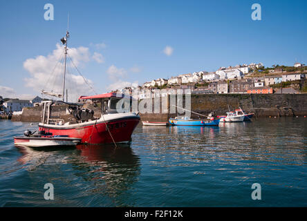 Häuser mit Blick auf Mevagissey Hafen Süd Cornwall England UK Stockfoto