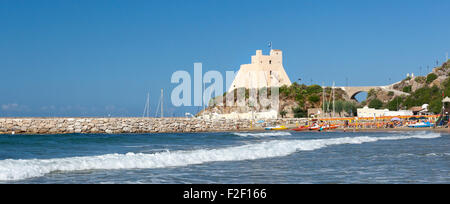 Strand mit Truglia Turm in Sperlonga, Italien. Stockfoto