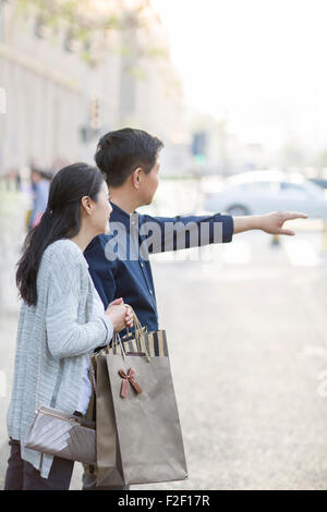 Gerne älteres paar warten auf ein taxi Stockfoto