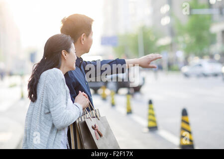 Gerne älteres paar warten auf ein taxi Stockfoto