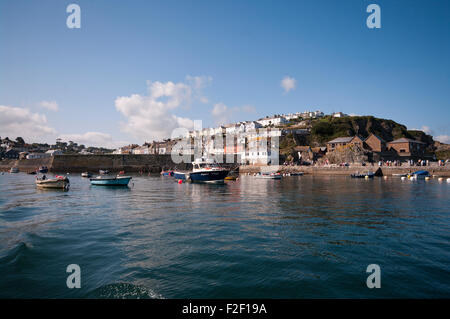 Häuser mit Blick auf Mevagissey Hafen Süd Cornwall England UK Stockfoto