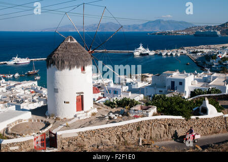 Alte Windmühle mit Blick auf die Stadt Mykonos, Griechenland Stockfoto