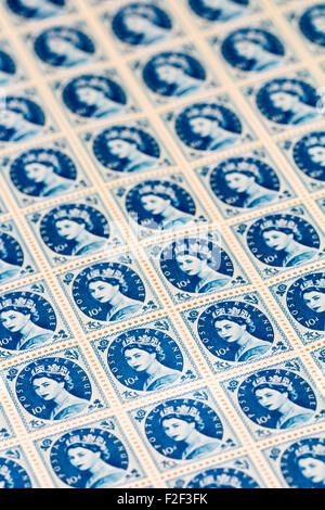Blatt 1950 der Britischen Royal Mail 10 d blau Briefmarken aus dem Wildings endgültige Ausgabe mit Portrait von Königin Elizabeth II. Stockfoto
