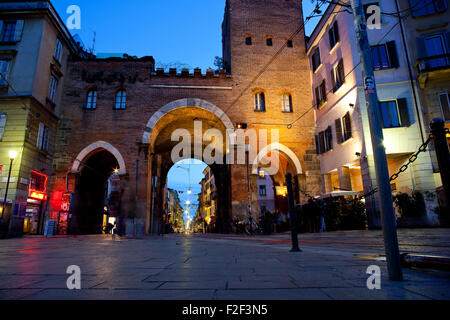 Blick von Porta Ticinese bei Sonnenuntergang in Mailand Stockfoto