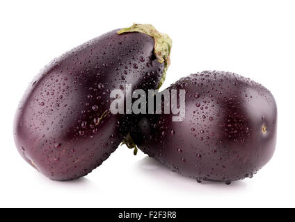 zwei Auberginen mit Wassertropfen auf dem weißen Hintergrund isoliert. Stockfoto