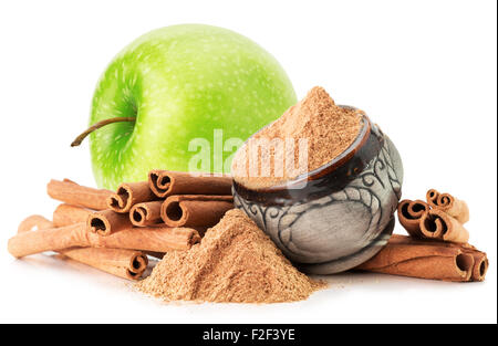 grüne Äpfel mit Zimtstangen auf dem weißen Hintergrund isoliert. Stockfoto