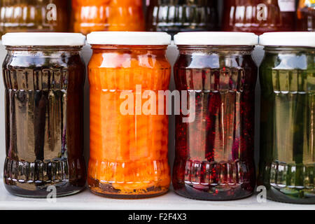 Gläser leckere Marmelade auf den Markt. Hausgemachte Verkauf. Stockfoto