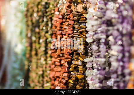 Hintergrund aus bunten Halbedelsteine polierten Steinen auf Schmuck-Markt Stockfoto