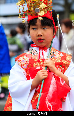 Genji Tada Heiligtum Festival. Parade der Kinder in der Heian-zeit Kostüm. Junge Mädchen, 6-8 Jahre alt, mit Gold Crown, weißes Gewand und roter Jacke. Stockfoto