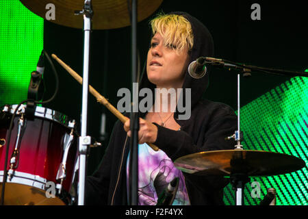 Myers Honeyblood Trommeln auf der siegreichen Festival 2015 mit Kapuze bis Kat. Stockfoto