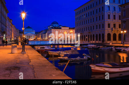 Blick auf die orthodoxe Kirche St. Spyridon und St. Antonius Kirche, Triest Stockfoto