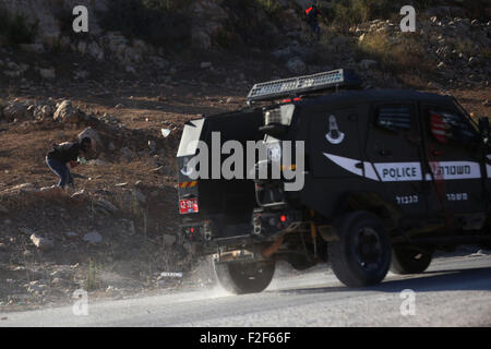 Ramallah, Westjordanland, Palästinensische Gebiete. 17. Sep, 2015. Ein palästinensischer Demonstrant wirft Steinen auf israelische Sicherheitskräfte während der Auseinandersetzungen nach einer Demonstration in Solidarität mit den Demonstranten an der Al-Aqsa Moschee Verbindung in der Jerusalemer Altstadt, außerhalb der Verbindung der israelischen Ofer Militärgefängnis, in der Nähe von West Bank Stadt von Betunia, am 17. September 2015. Saudi Arabien verurteilte am Donnerstag die Menschenrechtsverletzungen durch die israelischen Streitkräfte der Jerusalemer al-Aqsa Moschee, eine der heiligsten Stätten des Islam, die Tage von Zusammenstößen zwischen Polizei und Steinwürfe Palästinenser (Credit gesehen hat Stockfoto