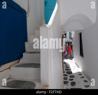 Weiß getünchten Straße im Zentrum von Mykonos-Stadt, Griechenland Stockfoto