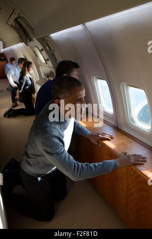 US-Präsident Barack Obama neben Senior Berater Brian Deese blickt von der Air Force One beim Überfliegen der Insel Kivalina 31. August 2015 in Anchorage, Alaska. Stockfoto