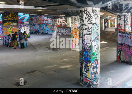 Graffiti bedeckt Betonpfeiler in der Unterkirche Skatepark auf der South Bank, London. Stockfoto