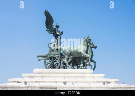 Die Statue der Göttin Victoria auf einer Quadriga Victor Emanuel II Denkmal Dach Piazza Venezia Rom Roma Lazio Italien EU Europa Stockfoto