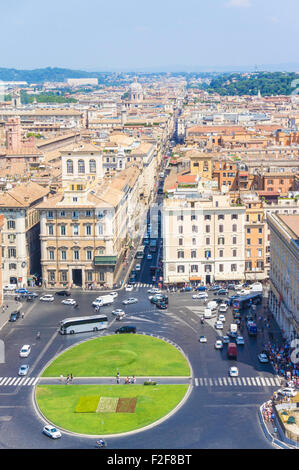 Blick von der Dachterrasse des hohen Verkehrsaufkommens rund um den Kreisverkehr in der Piazza Venezia, wie gesehen von oben Rom Roma Lazio Italien EU Europa Stockfoto