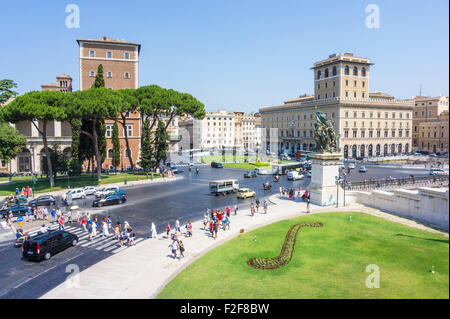 Touristen und Verkehr rund um den Kreisverkehr in die Piazza Venezia Rom Roma Lazio Italien EU Europa Stockfoto