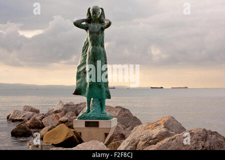 Blick auf die "La Mula de Trieste" - Statue auf dem Meer - Italien Stockfoto