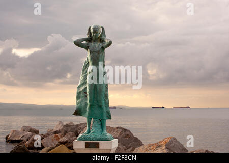 Blick auf die "La Mula de Trieste" - Statue auf dem Meer - Italien Stockfoto