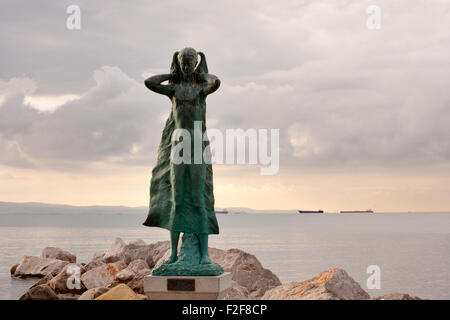 Blick auf die "La Mula de Trieste" - Statue auf dem Meer - Italien Stockfoto