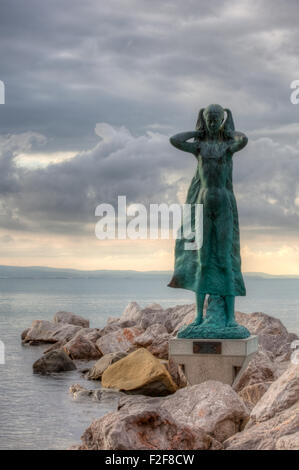 Blick auf die "La Mula de Trieste" - Statue auf dem Meer - Italien Stockfoto