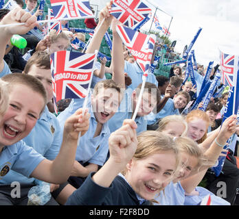 Lee Valley, London, UK. 17. Sep, 2015. ICF Canoe Slalom World Championship. Zweiter Tag. Kinder aus dem göttlichen Erlöser katholische Grundschule Welle ihrer Union Jack-Flagge um Großbritannien-Team zu unterstützen. Bildnachweis: Aktion Plus Sport/Alamy Live-Nachrichten Stockfoto