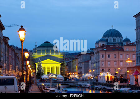 Blick auf den Dom St. Antonio in der Weihnachtstag, Triest - Italien Stockfoto