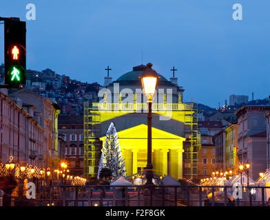Blick auf den Dom St. Antonio in der Weihnachtstag, Triest - Italien Stockfoto