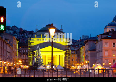 Blick auf den Dom St. Antonio in der Weihnachtstag, Triest - Italien Stockfoto