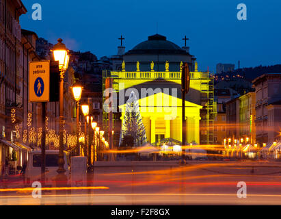 Blick auf den Dom St. Antonio in der Weihnachtstag, Triest - Italien Stockfoto