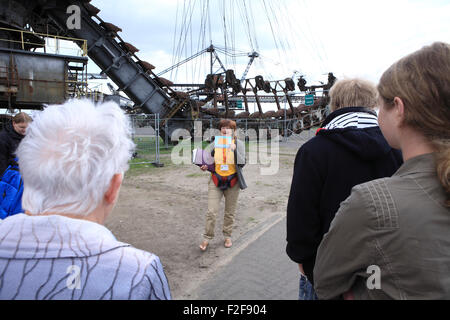 Reiseführer im Industriemuseum "Ferropolis", "Stadt aus Eisen", in Gräfenhainichen, Sachsen-Anhalt, Deutschland, Europa Stockfoto