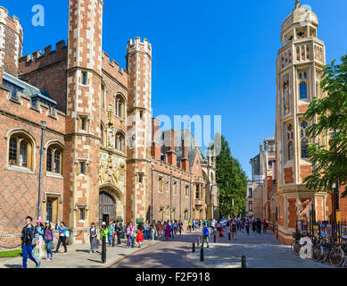 St Johns Straße außerhalb St. Johns College der Universität Cambridge, Cambridge, Cambridgeshire, England, Vereinigtes Königreich Stockfoto