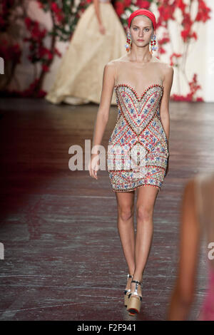 New York, USA. 16. September 2015. Naeem Khan Frühjahr Sommer 2016 Runway-Kollektion auf der New York Fashionweek. Bildnachweis: Rudy K Credit: Rudy k/Alamy Live News Stockfoto