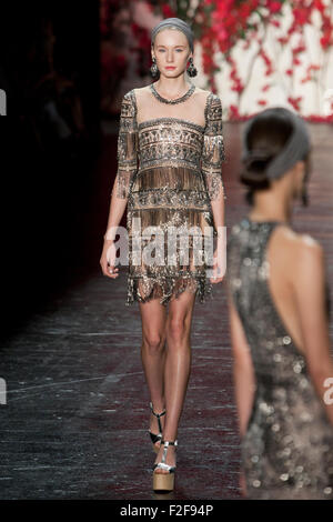 New York, USA. 16. September 2015. Naeem Khan Frühjahr Sommer 2016 Runway-Kollektion auf der New York Fashionweek. Bildnachweis: Rudy K Credit: Rudy k/Alamy Live News Stockfoto