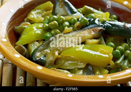 Undhiyu - gemischt Gujarati Gemüsegericht. Indisches Auberginen-Curry. Stockfoto