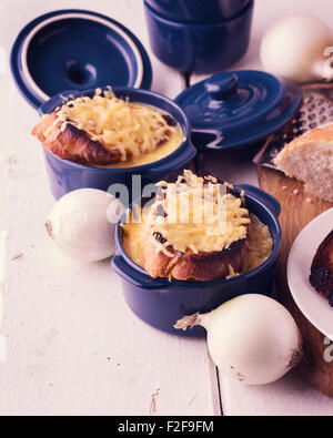 Die Vorbereitung der eine traditionelle französische Zwiebelsuppe. Selektiven Fokus. Stockfoto