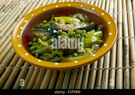 Undhiyu - gemischt Gujarati Gemüsegericht. Indisches Auberginen-Curry. Stockfoto