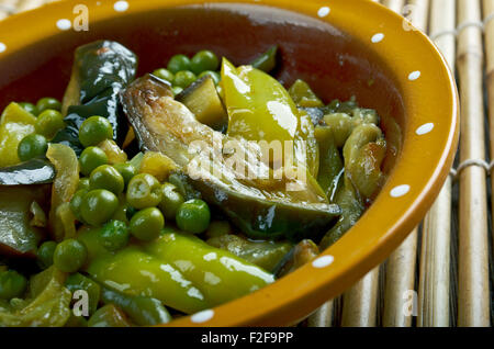 Undhiyu - gemischt Gujarati Gemüsegericht. Indisches Auberginen-Curry. Stockfoto